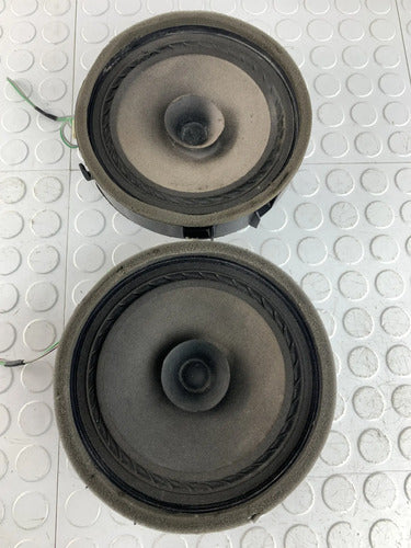 Par De Bocinas Traseras Mitsubishi L200 2020-2024 Negro