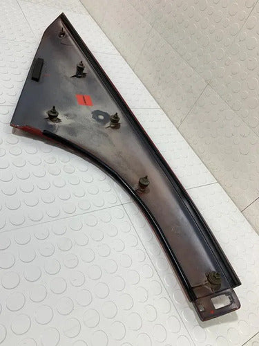 Moldura Poste Trasero Izquierdo Ford Mustang Gt 1999-2004 Rojo