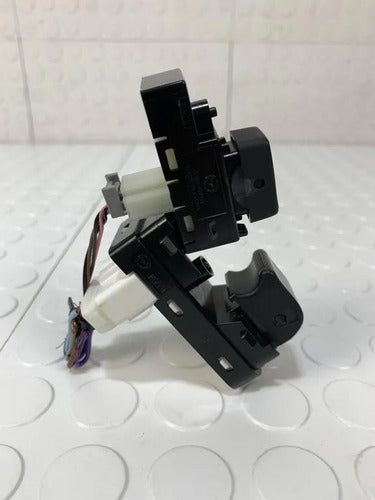 Boton Elevador Delantero Derecho Toyota Yaris-r 2016-2020