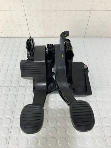 Pedales Clutch Freno Ram 700 2021-2025 2p