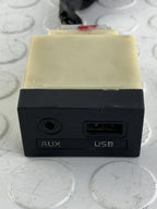 Entrada Puerto Usb Aux Kia Forte 2014-2016 Negro