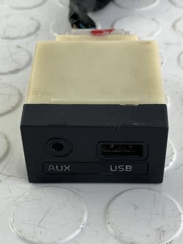 Entrada Puerto Usb Aux Kia Forte 2014-2016 Negro