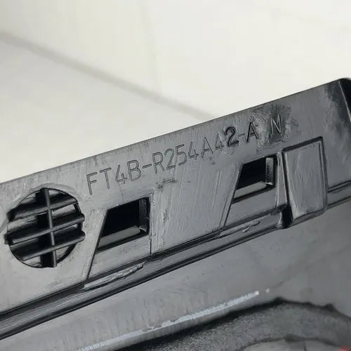 Moldura Poste Trasero Derecho Ford Edge 2015-2018 (detalle)